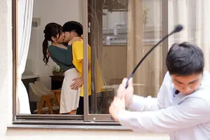 Vợ tôi mặc tất gợi cảm và bị một người đàn ông độc thân quan hệ