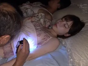 Người đàn ông nhét video vào âm đạo của phụ nữ