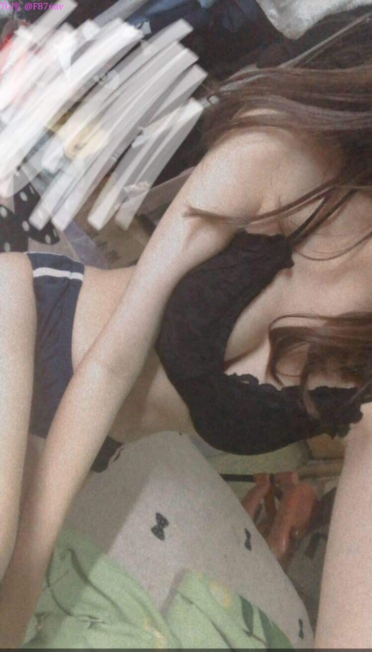 Cậu học trò thi có kết quả tốt được cô gia sư thưởng nóng