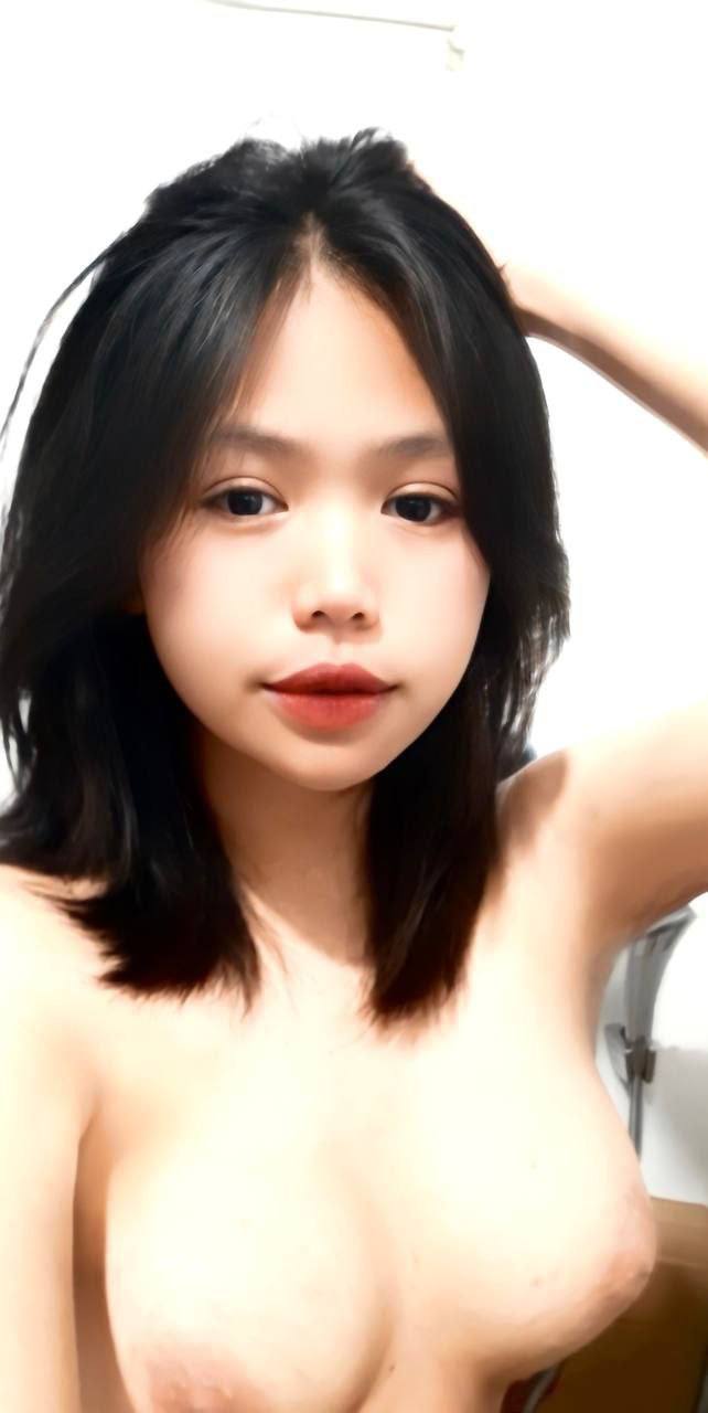 Bố đi làm ăn, con trai ở nhà nhìn thấy má thẩm du trong phòng