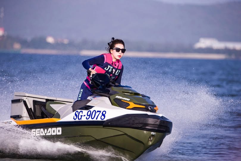 Kẹt lại văn phòng với quản lý nữ trong một trận mưa to