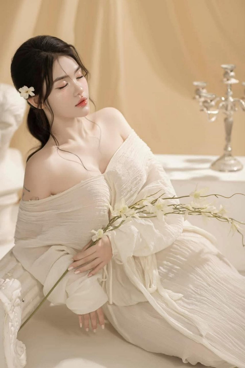 Anh hói buồi to nện cháy máy cô em hàng múp đang nứng